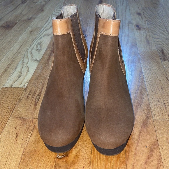 Tommy Bahama’s Brown & Tan Ankle Wedge Booties in Size 9 - Picture 2 of 8